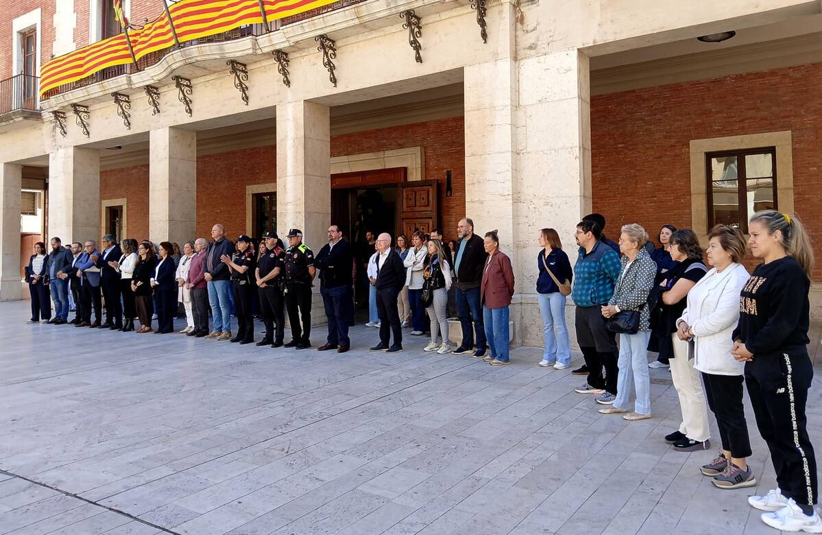 Minut de silenci a Tortosa per condemnar l’assassinat masclista d’una veïna al març