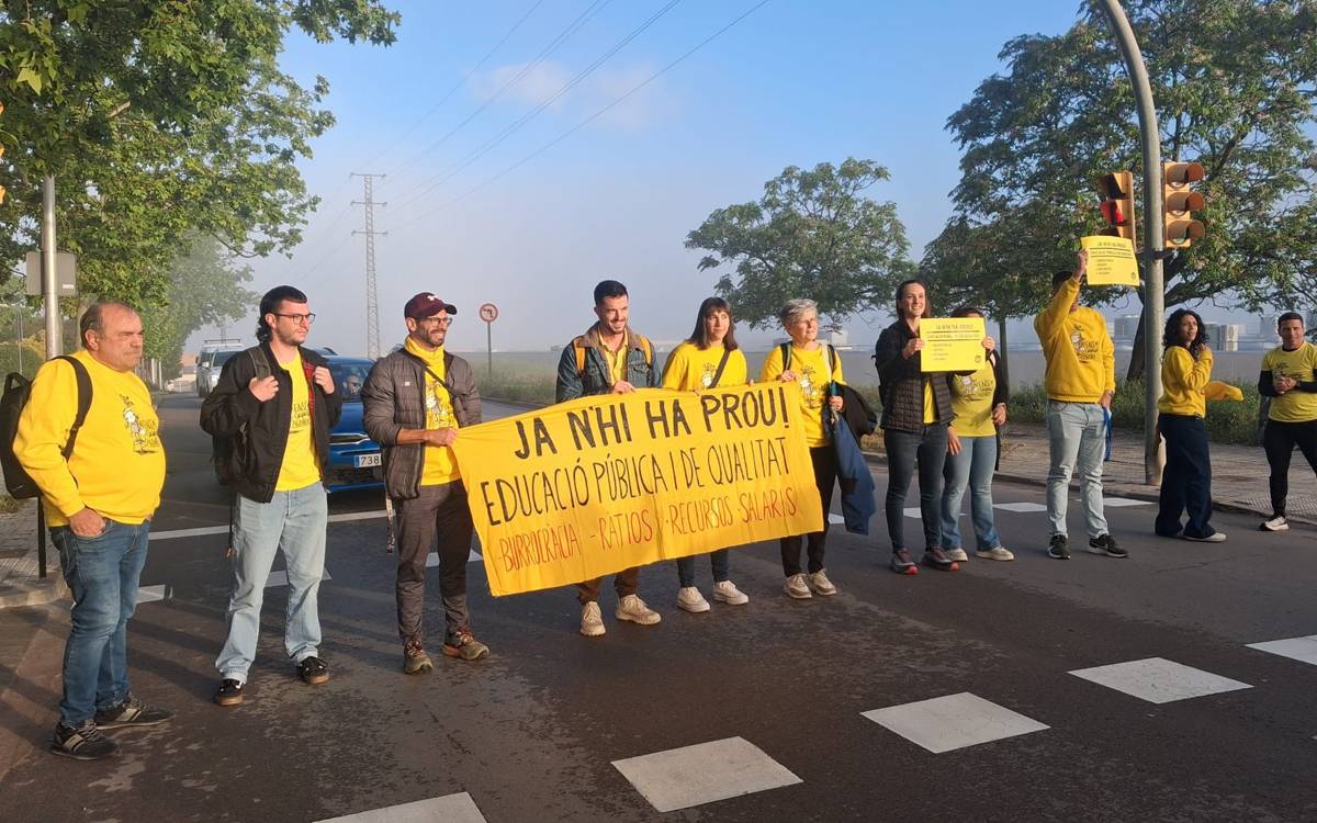 Docents del Bages escalfen la vaga amb talls i accions als carrers de la comarca