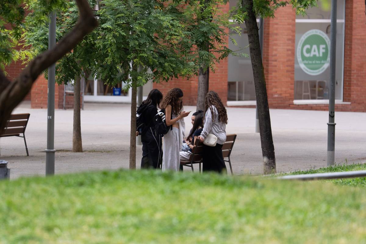 Un grup de joves en un banc a Sabadell