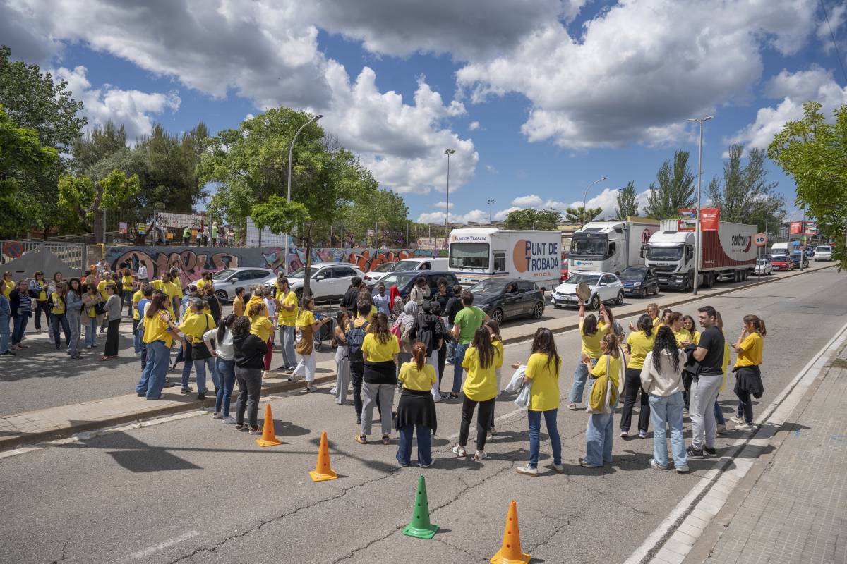 Docents del Feixes tallen l'avinguda del Vallès per exigir més recursos: "No arribem a tot arreu"
