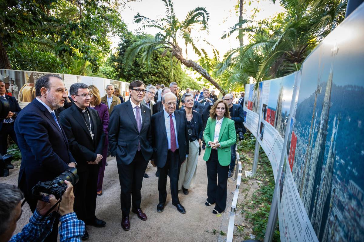 Un instant durant la visita a l`exposició al Palau Robert
