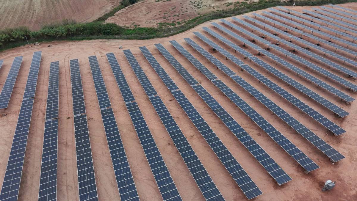 La Generalitat construeix parcs solars públics en autopistes i abocadors