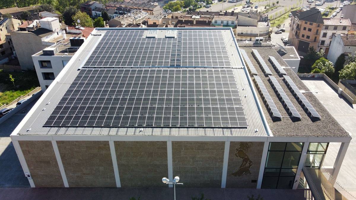 Les plaques fotovoltaiques de la sala polivalent i el pavelló de Solsona generen l’equivalent al consum de fins a 130 llars