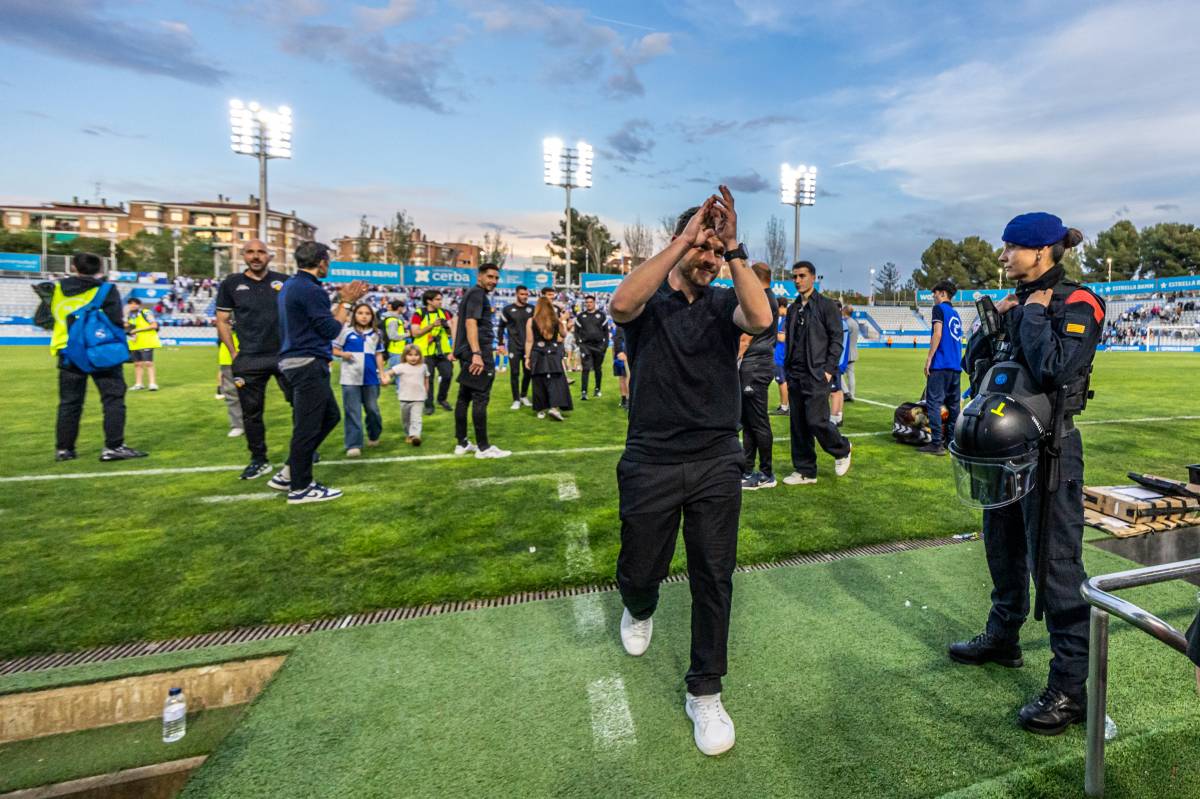 Ferran Costa, agraint l`afició després d`un partit a casa