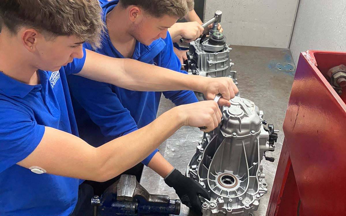 Empreses del Bages reforcen la formació pràctica d'automoció al Lacetània
