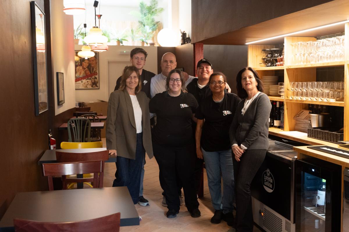 Els propietaris del negoci amb l'equip del restaurant - DAVID CHAO