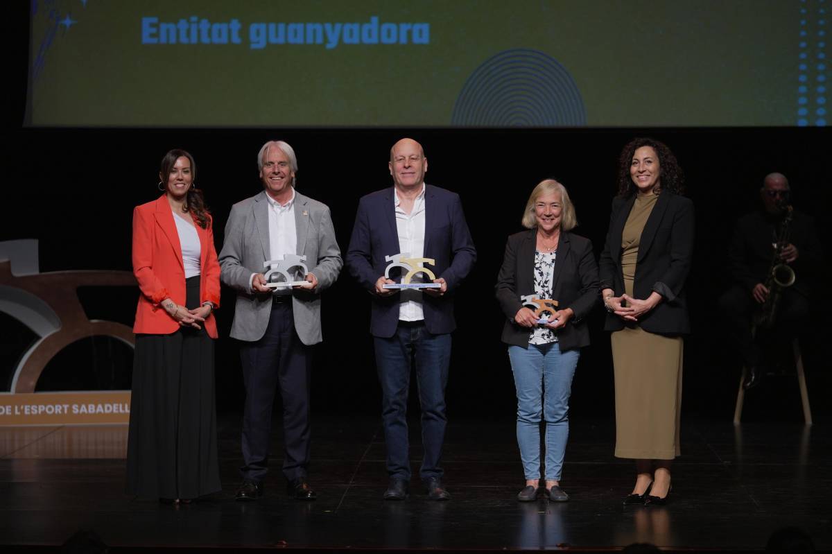 Josep Lluís Llusià (Cercle Sabadellès), Salva Gomis (OAR) i Maria Rosa Bella (Tennis Sabadell), en el podi d`entitats