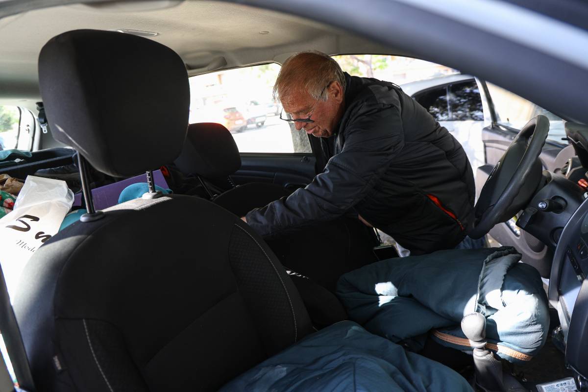 El Jordi a l`interior del vehicle on dormen