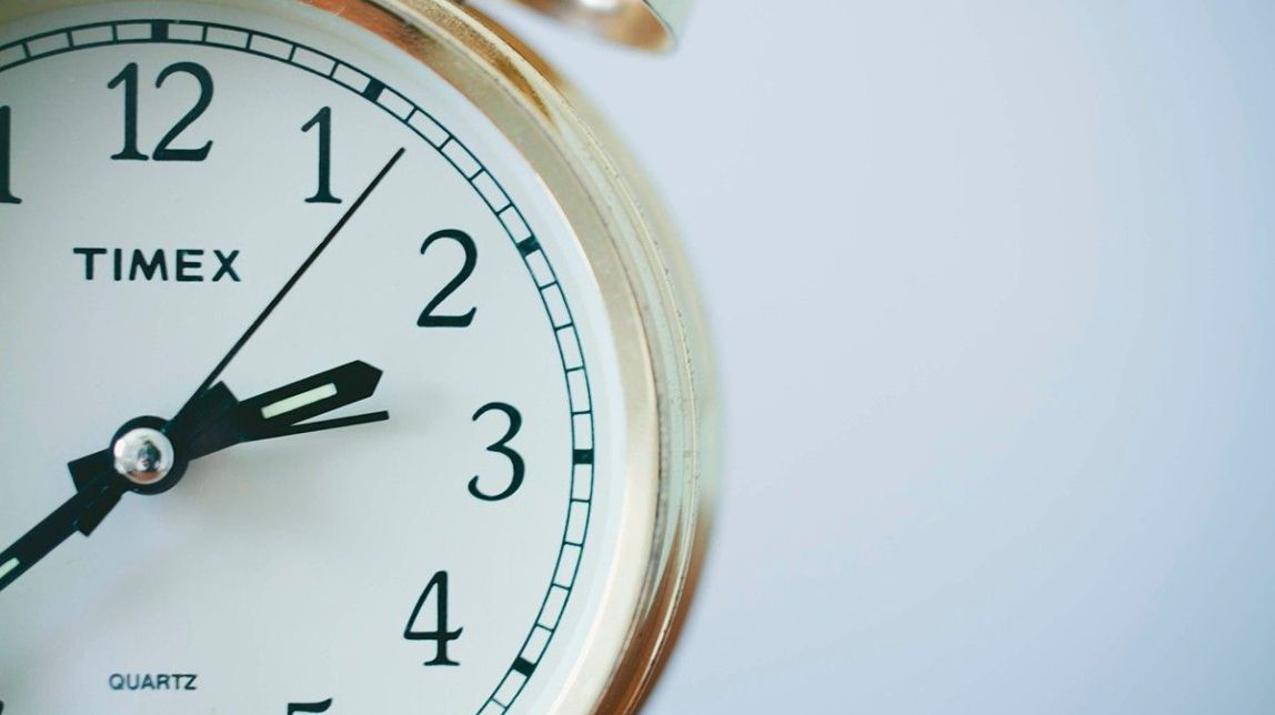 Per què comptem el temps de 60 en 60? L'explicació és als nostres dits