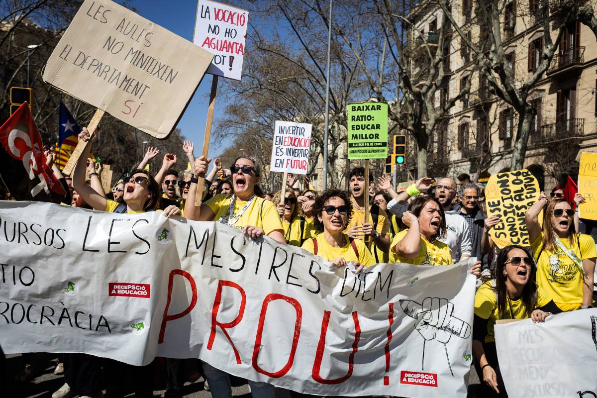 Els sindicats de la vaga educativa pressionen Illa per negociar abans del 12 de maig