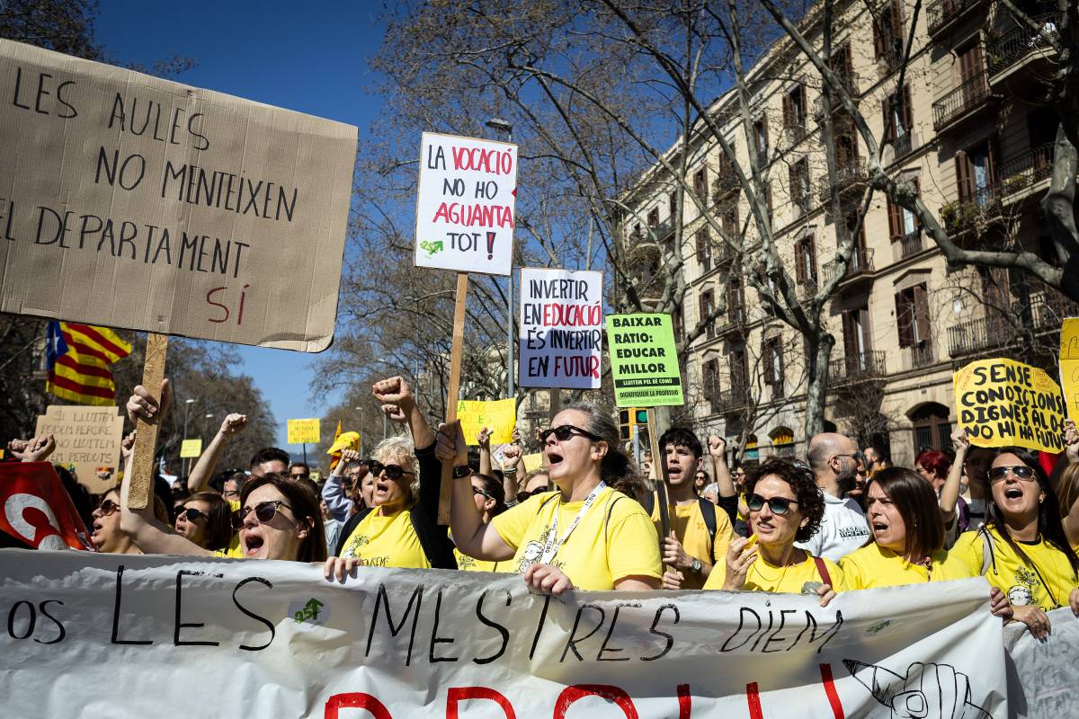 Els sindicats de la vaga educativa pressionen Illa per negociar abans del 12 de maig