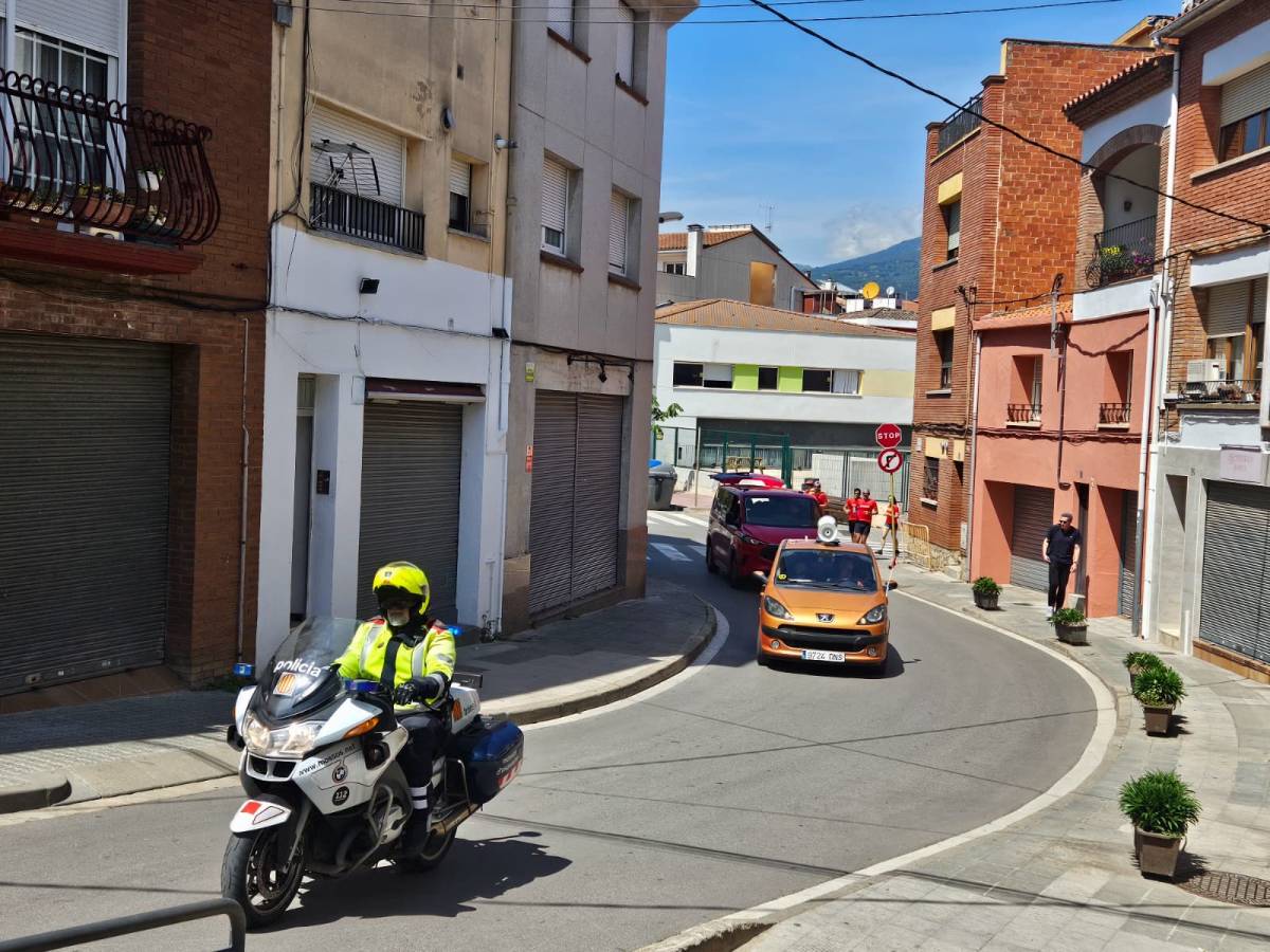 Una moto de Mossos davant del Correllengua a Sant Celoni. - Bernat Castanyer
