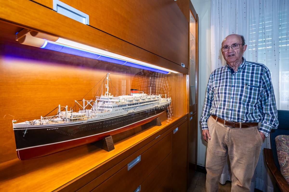 Jaume Vinyals mostra una de les seves maquetes