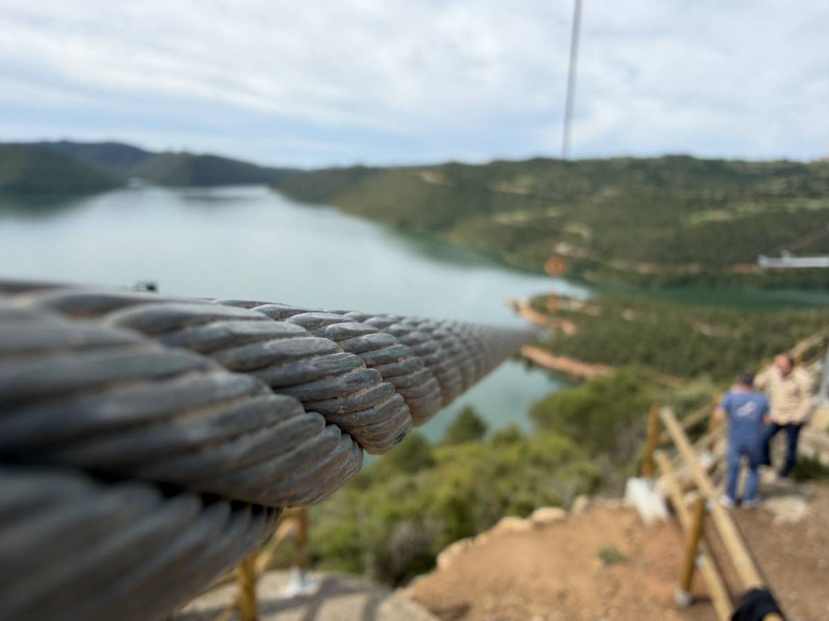 Del campanar al pantà en un minut: neix la tirolina més llarga de Catalunya