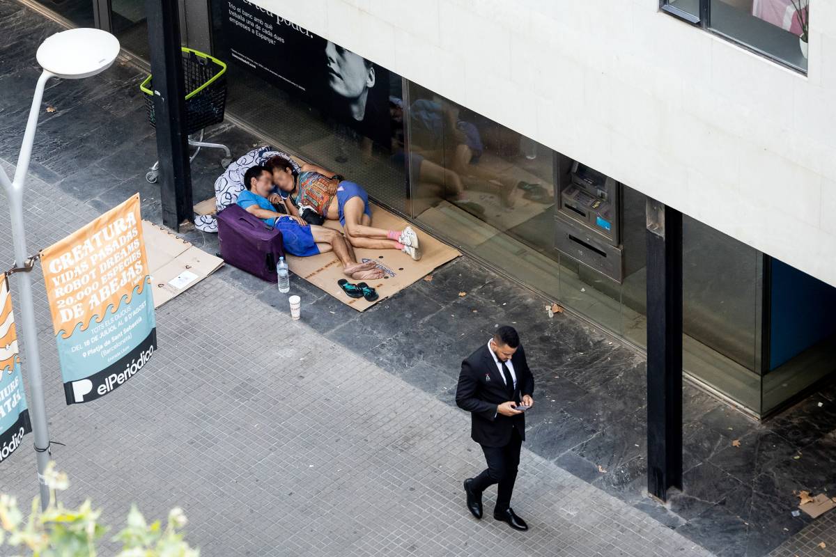 Set de cada deu persones que viuen al carrer a Barcelona ja no confien a tenir un habitatge