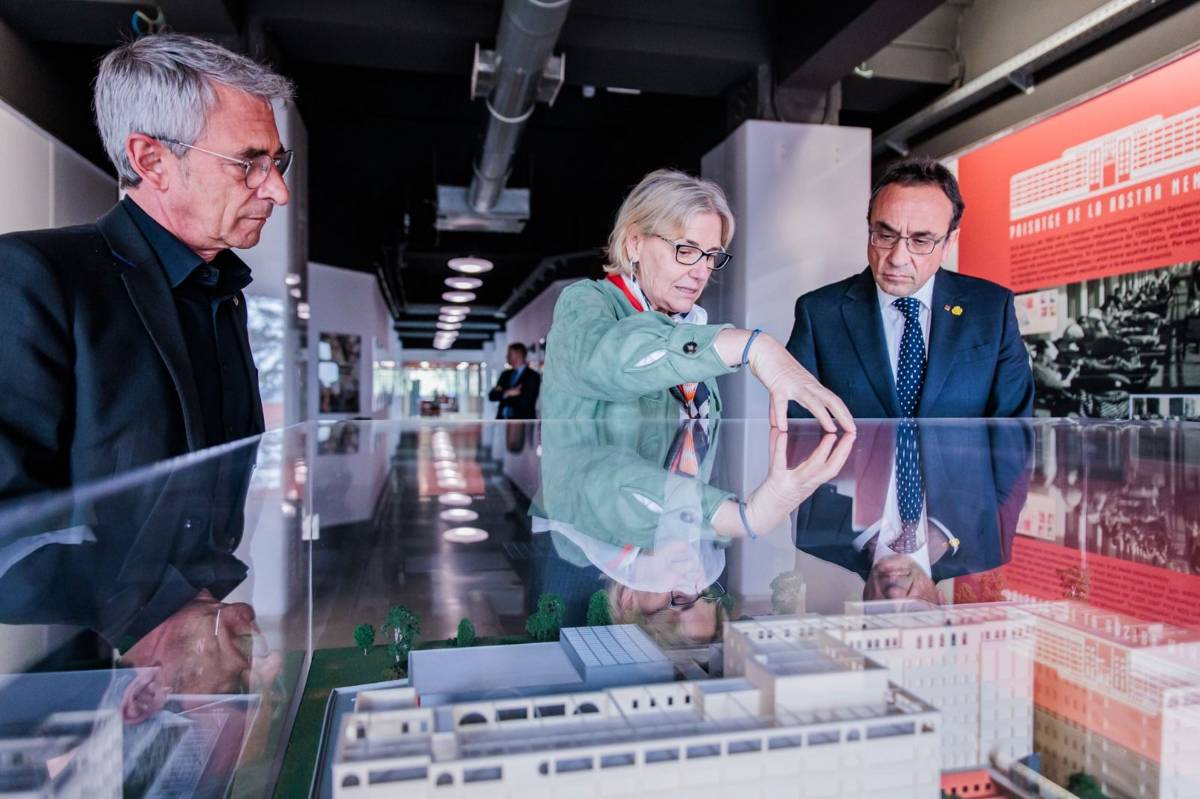 La comitiva ha fet un recorregut pel complex audiovisual - 
