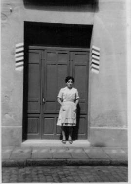 La Carme, la filla gran, a l`entrada de la barberia