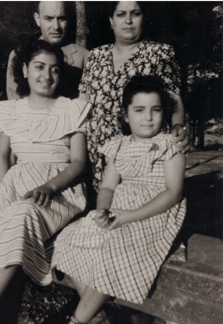 El Sebi i l`Antònia amb les seves dues filles, la Carme i la Quima, a la Salut. Finals dels 40.