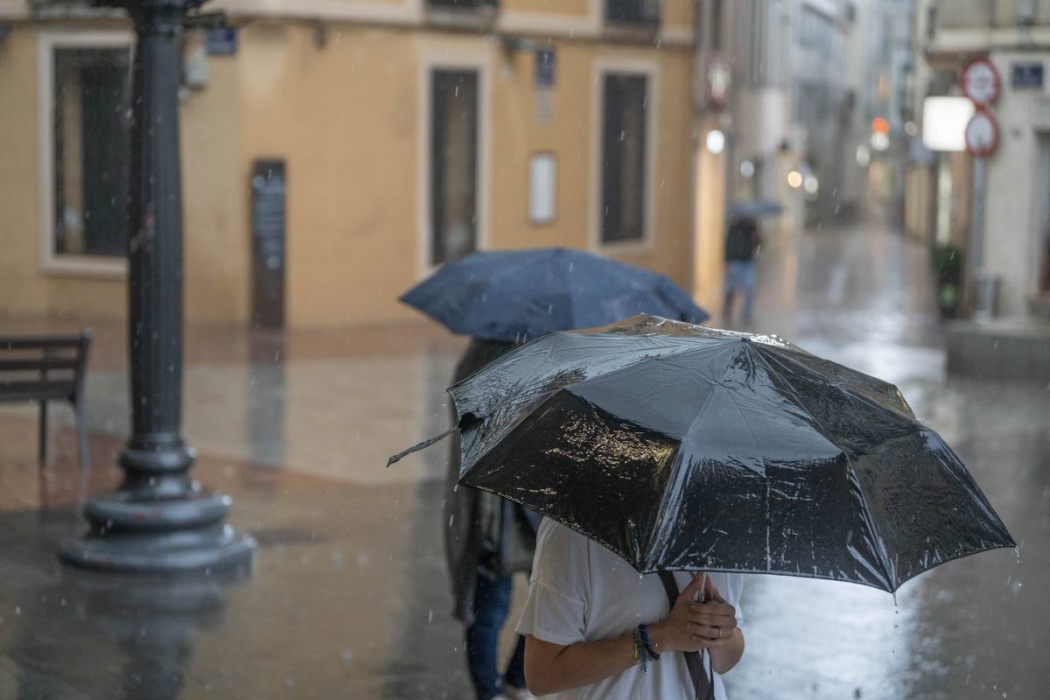 Terrassa mira el cel amb el paraigua a punt: plourà per la Fira Modernista?
