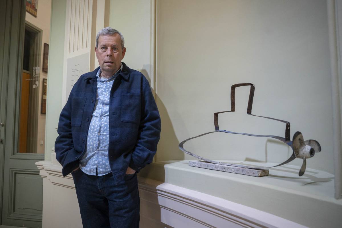 L'artista, amb una de les peces exposades - Nebridi Aróztegui