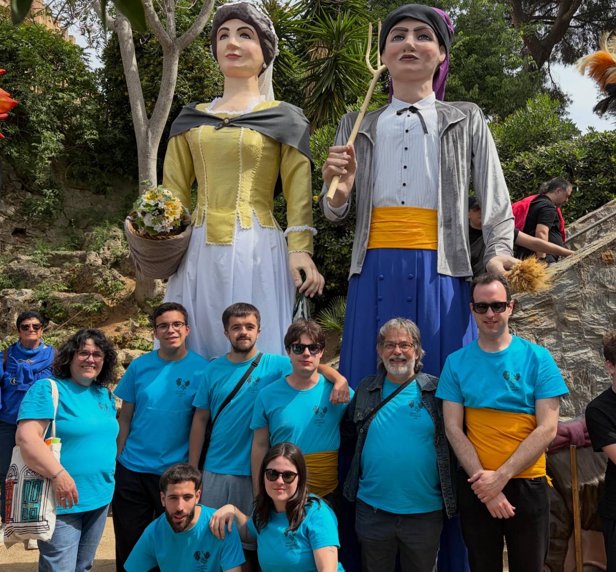 La colla de Cal Cardoní amb la nova geganta i un altre dels seus gegants, el Jove - Gegants de Cal Cardoní 
