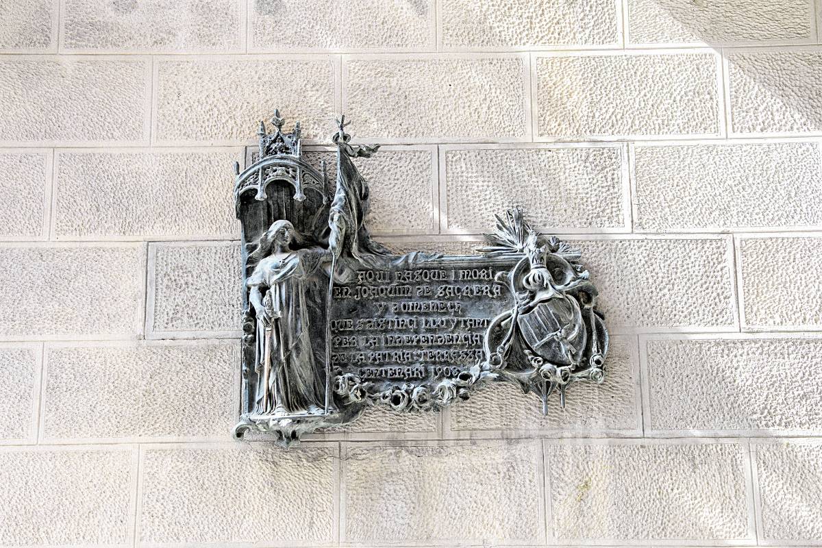 Placa dedicada a Joaquim de Sagrera a la façana de la Casa Alegre de l'artista Alexandre de Riquer - Alberto Tallón
