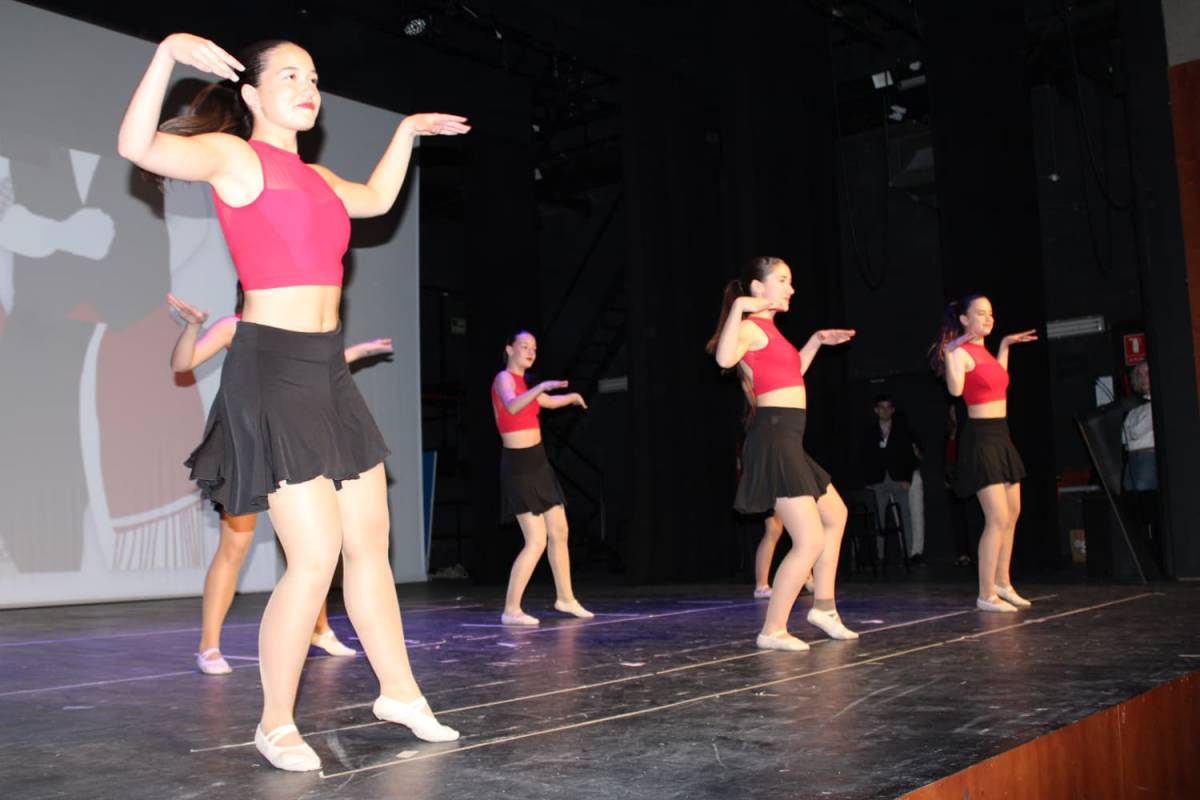 El Jove Ballet Solsoní ha ofert una petita actuació  - Ramon Estany 