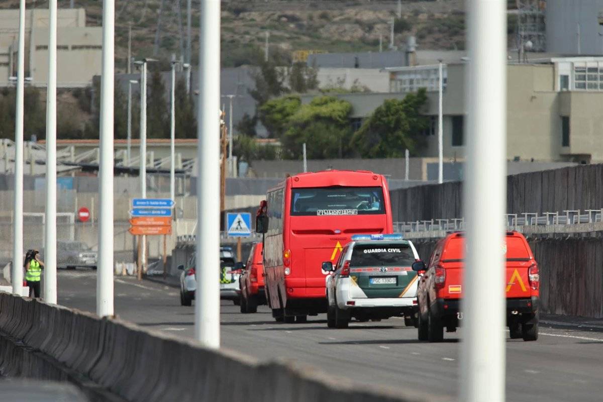S'enlaira l'avió amb els cinc catalans del creuer de l'hantavirus que es confinaran a Madrid