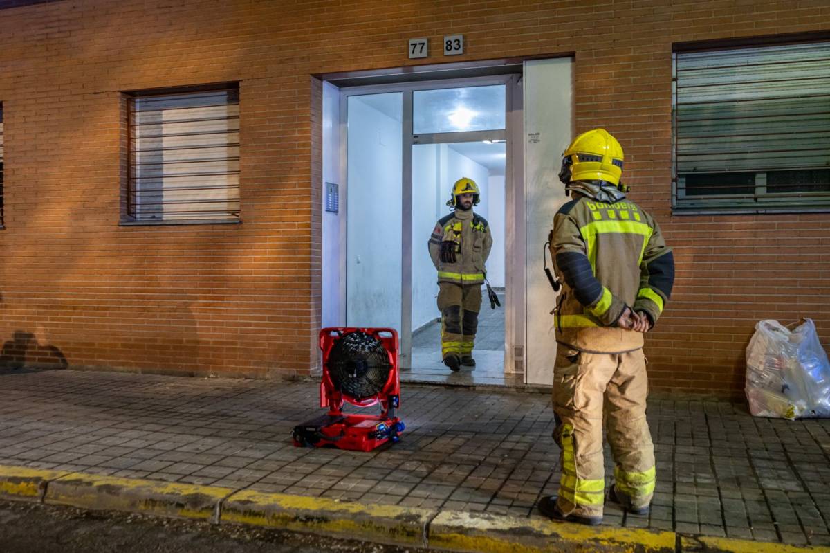 Actuació dels Bombers a l'edifici afectat - JUANMA PELÁEZ