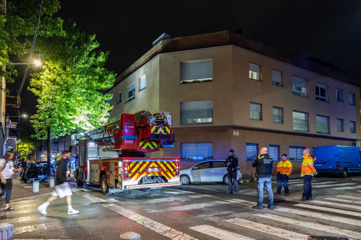 Actuació dels Bombers a l'edifici afectat - JUANMA PELÁEZ