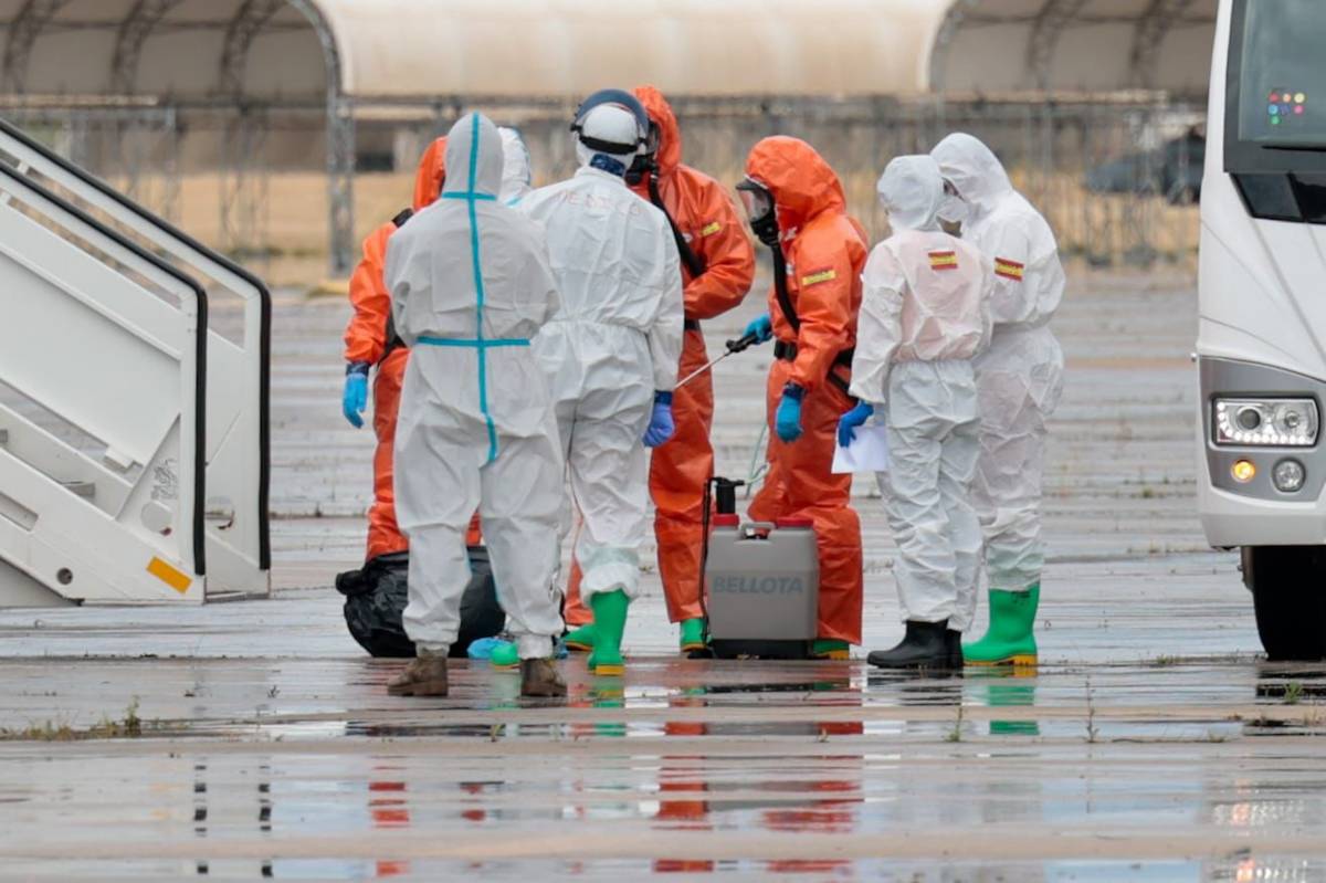 Els cinc catalans del creuer de l'hantavirus ja son a l'hospital de Madrid on faran la quarntena