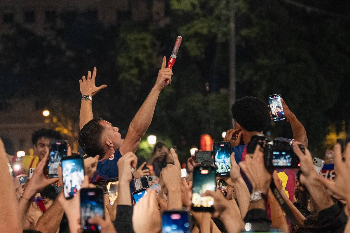 El Barça celebra la tercera Lliga en quatre anys amb «la banda del Bicing» i dos jugadors a plaça Catalunya