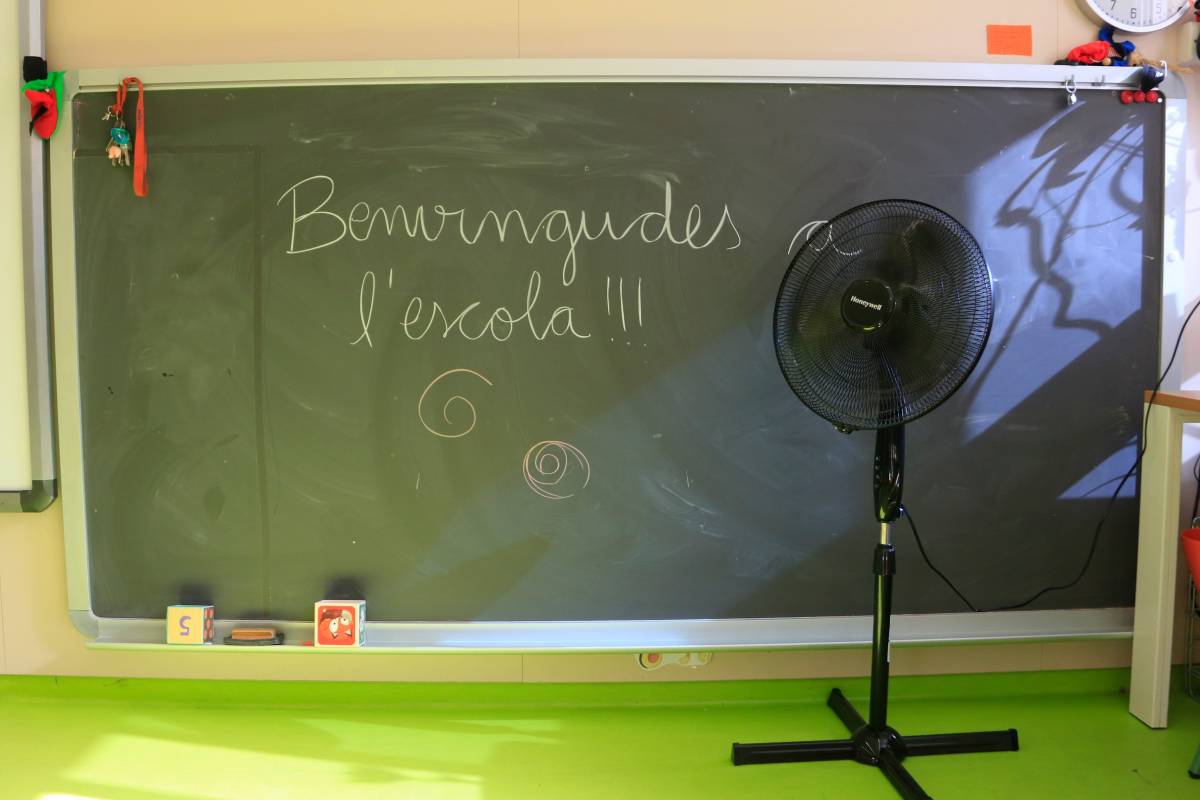 Educació començarà a instal·lar aire condicionat a les escoles amb pics de calor més intensos