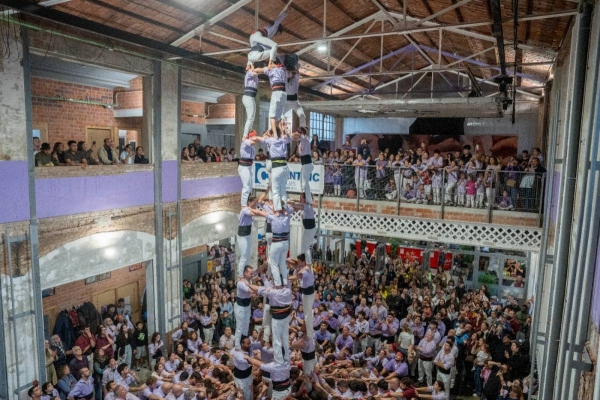 Els Minyons completen la catedral a la Fira Modernista