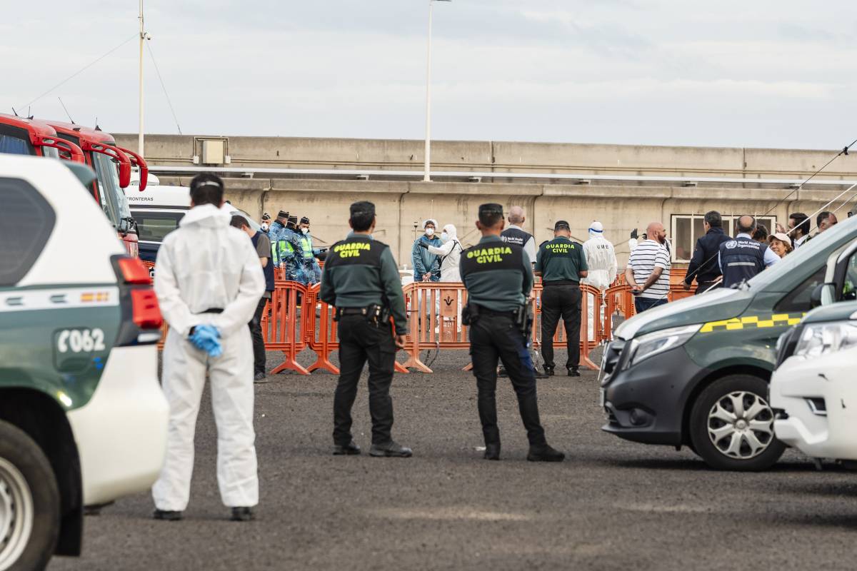 Mor un guàrdia civil durant l'operatiu d'evacuació del creuer amb un brot d'hantavirus
