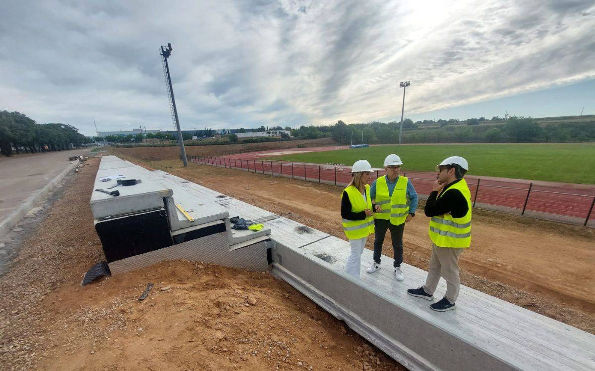 Les obres de construcció de la graderia de la pista d'atletisme Marta Galimany de Valls, en la recta final