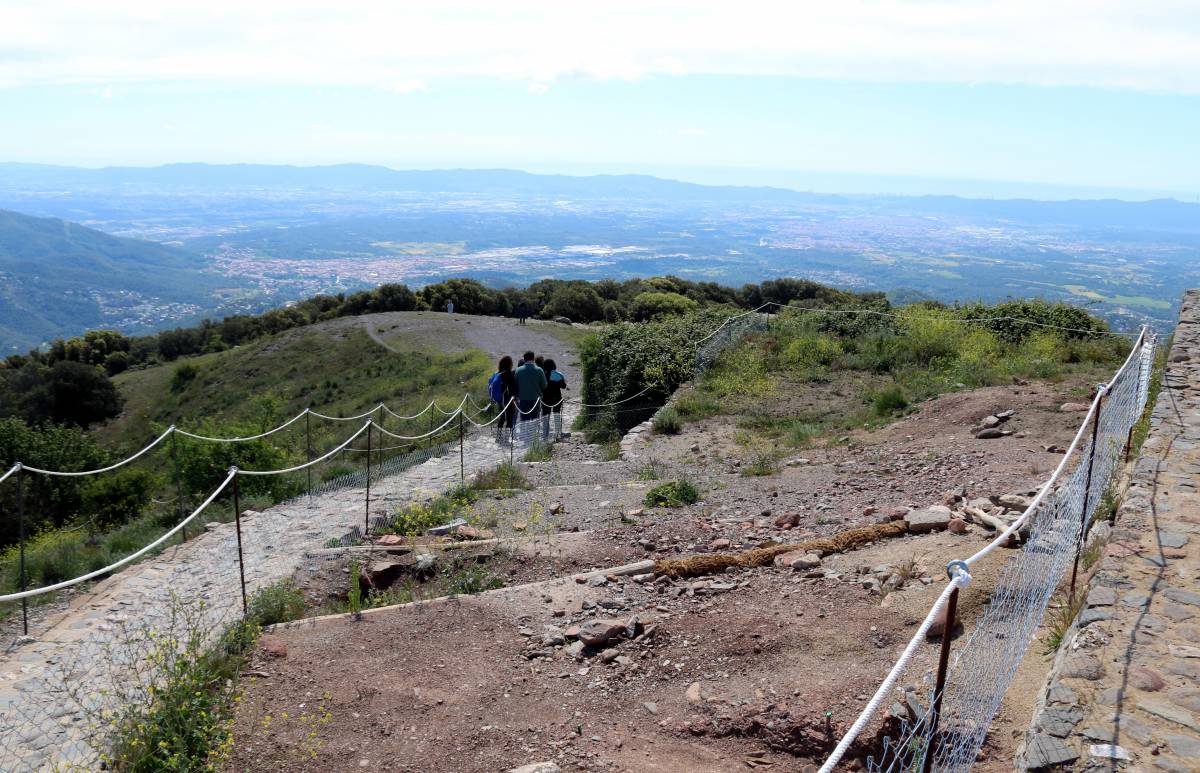 Localitzen les restes de 14 individus al cim de la Mola que podrien ser dels primers pobladors del monestir al segle X