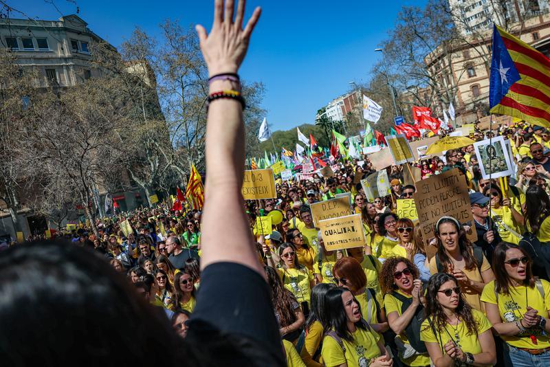 Manifestació de docents i altres col·lectius del personal educatiu a Barcelona. - 