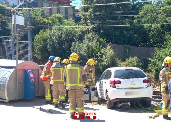 Ensurt a FGC: un cotxe acaba a la via del tren i atura la línia Barcelona–Vallès