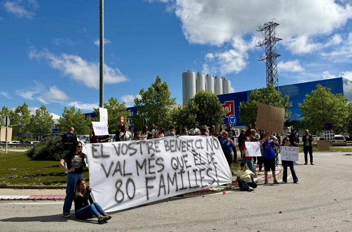 Treballadors de Pascual a Gurb tallen la rotonda d'accés a la C-17 durant la vaga