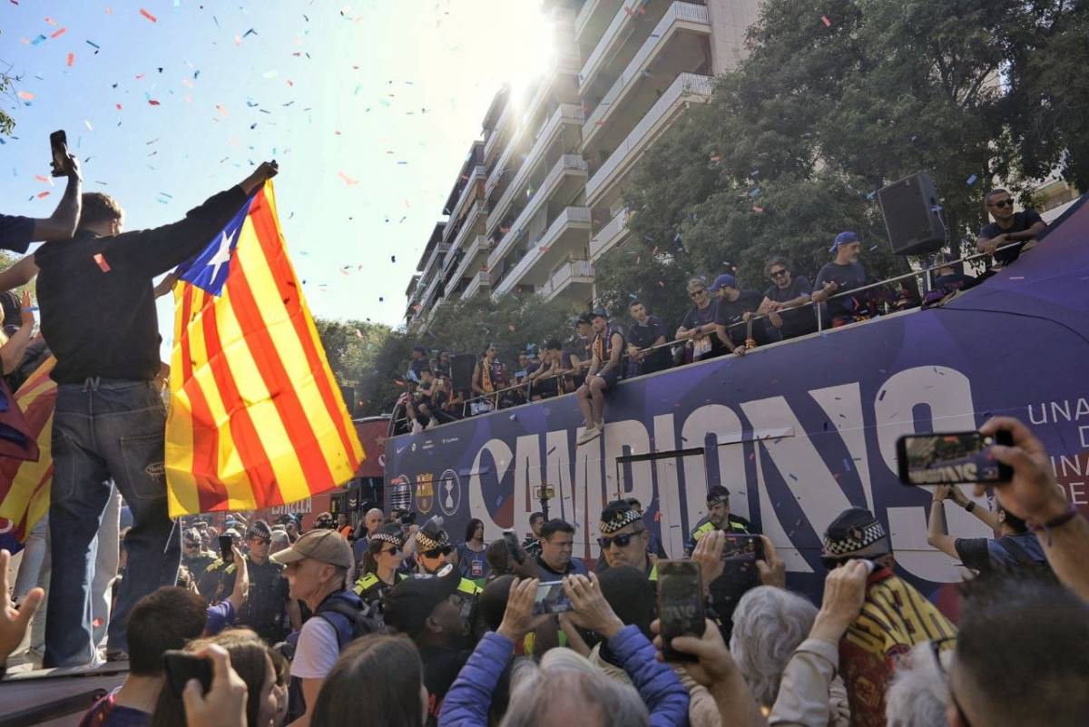 Lamine, Pedri i Flick els més aclamats durant la rua dels campions del Barça