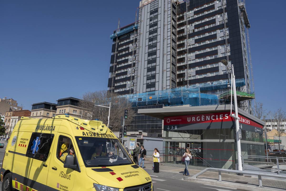 L'home accidentat en patinet per un sot a la Rambla, en situació 