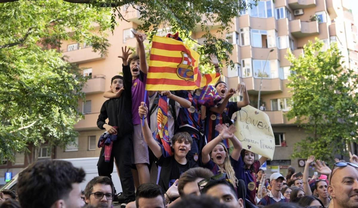 Estelades i càntics de «Visca el Barça i visca Catalunya» durant la rua dels campions
