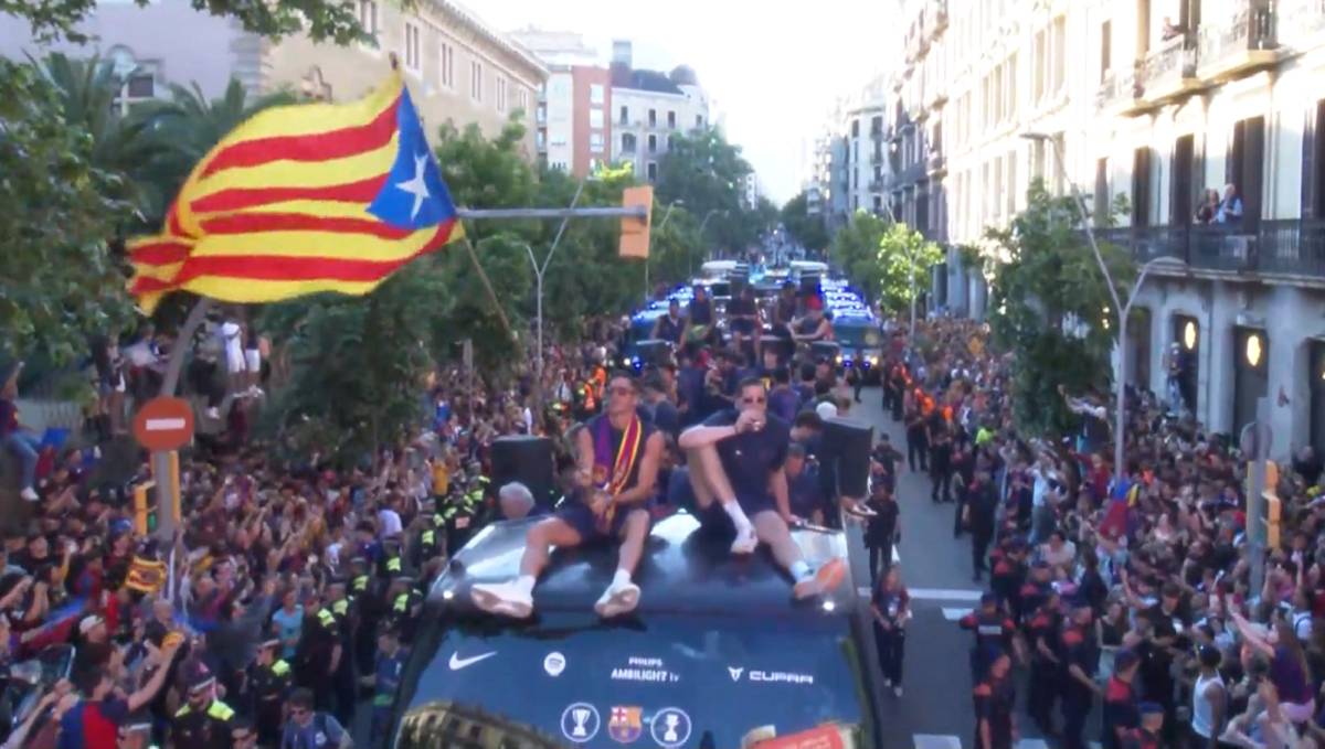 Lewandowski oneja una estelada gegant en plena celebració de la Lliga