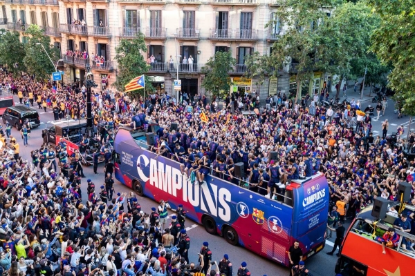 Èxtasi col·lectiu a Barcelona amb la rua dels campions