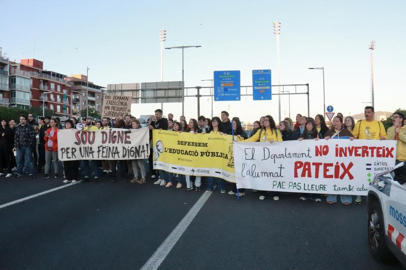Els docents tallen la ronda de Dalt per donar el tret de sortida a la vaga
