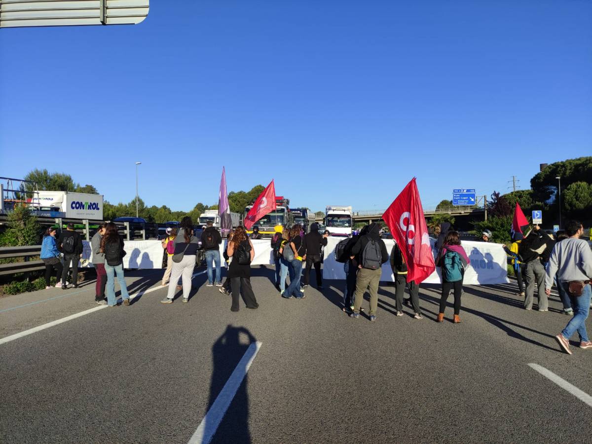 Els docents tornen a la vaga i tallen diverses carreteres