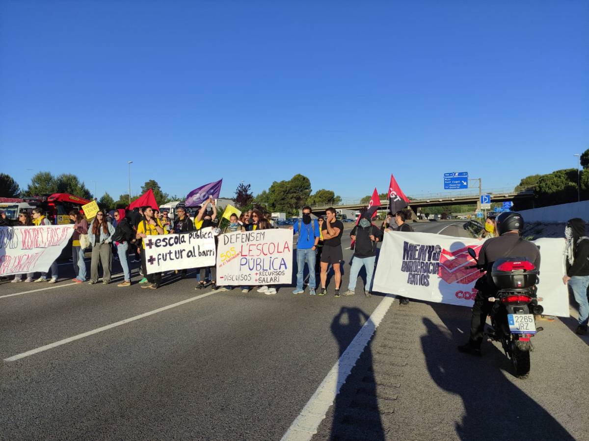 Manifestants de Sabadell tallant l`AP-7