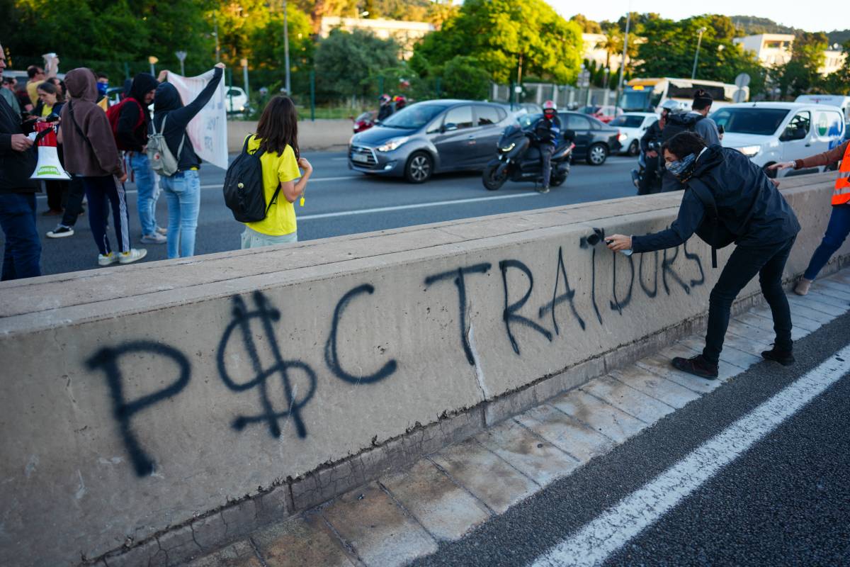 Una pintada contra el PSC en el tall de la ronda de Dalt  - ACN