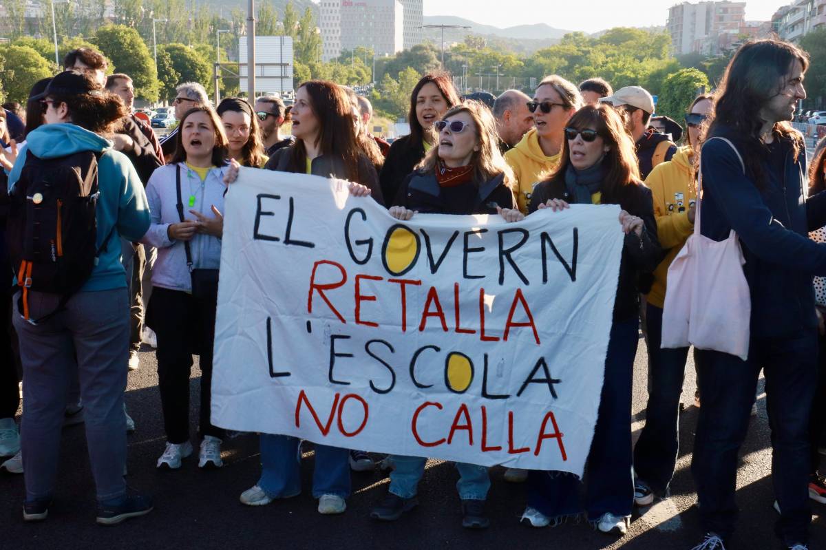Manifestants tallant la B-20 mostren una pancarta amb el lema ‘El Govern retalla, l’escola no calla’ - ACN